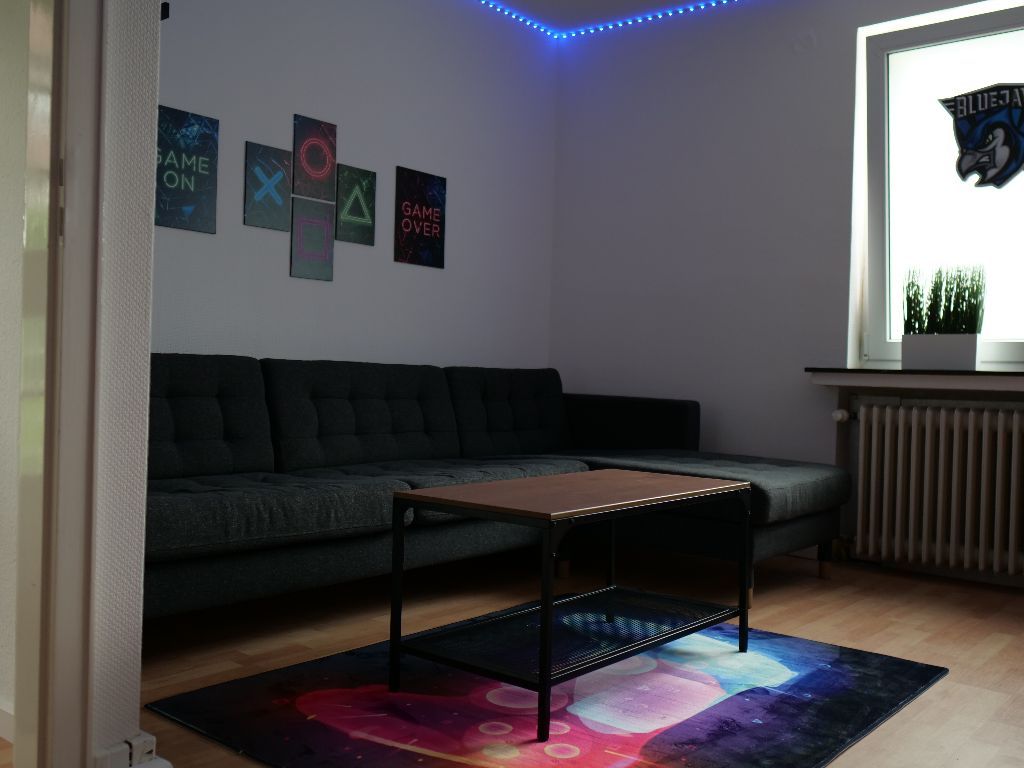 Wohnbereich der GOME Facility mit Teppich und LED-Licht