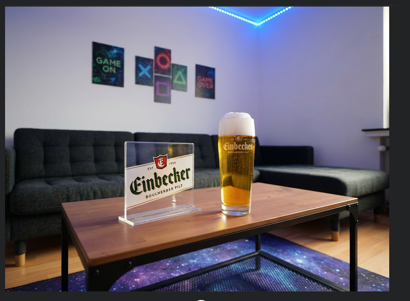 Einbecker Aufsteller und Szeneglas im Loungebereich der GOME Facility